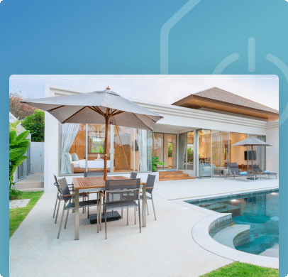 Maison moderne avec piscine et terrasse aménagée pour repas en extérieur