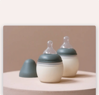 Biberons Elhée en verre remplis de lait, avec capuchon