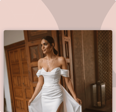 Mariée en robe de mariée blanche, style sirène, avec fente sur la cuisse.