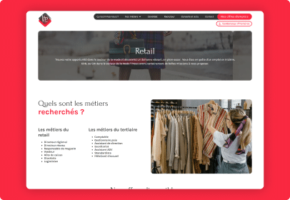Une femme choisit des vêtements dans un magasin de détail, montrant les métiers du commerce.