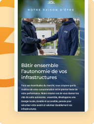 Deux hommes se serrent la main devant des panneaux solaires et des infrastructures, symbolisant le partenariat pour l'autonomie énergétique.